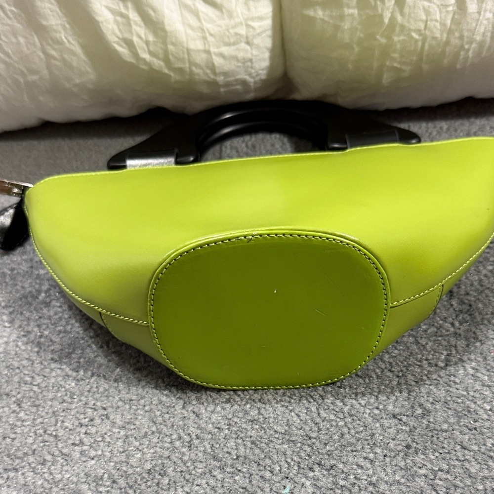 Italian leather Green Handbag with Black Handles - Picture 6 of 9